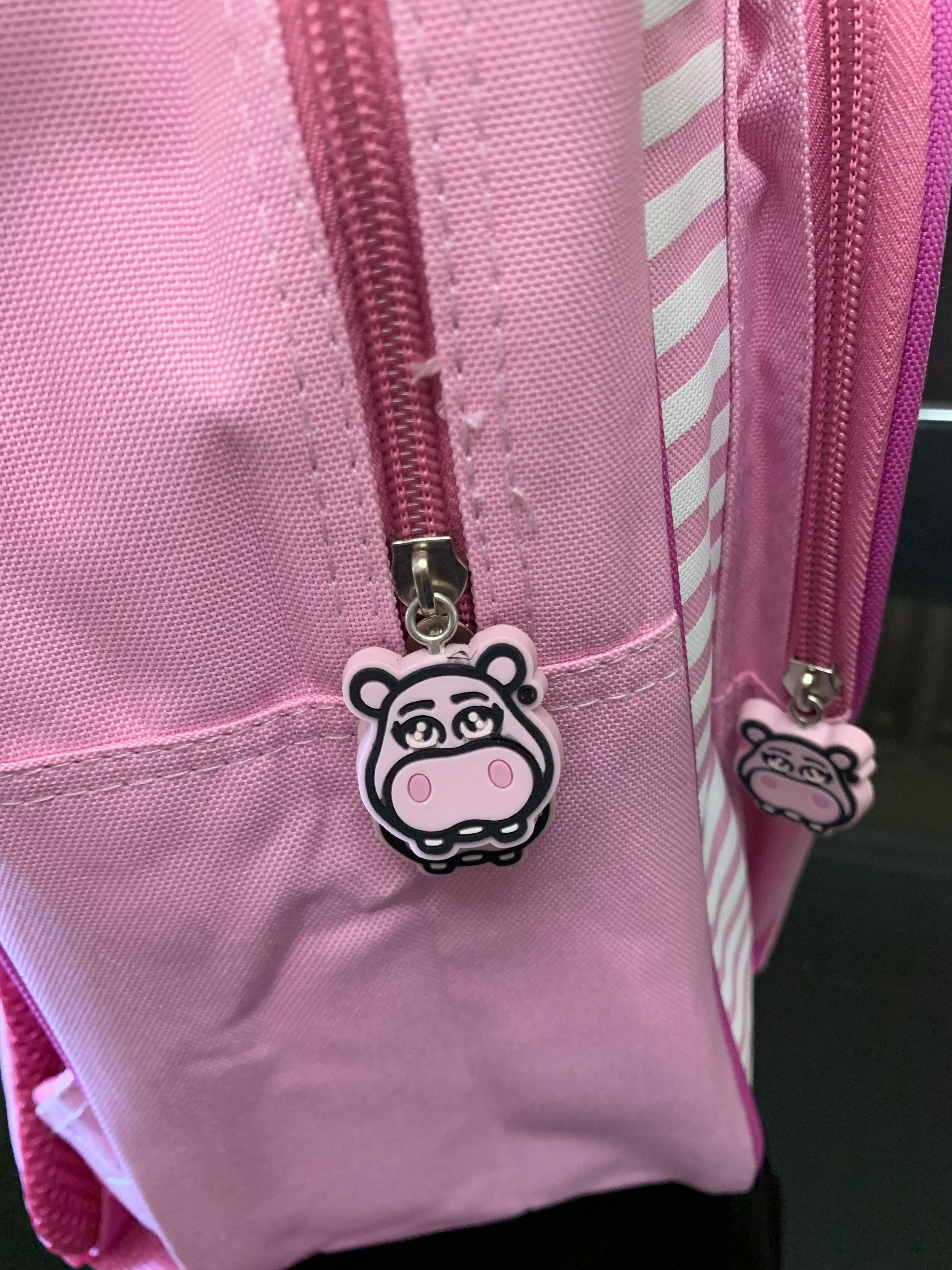 Duas mochilas novas com etiqueta