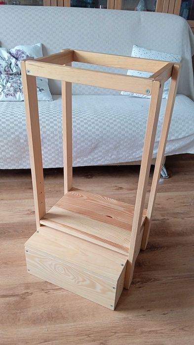 Pomocnik kuchenny, kichen helper. Lite drewno. Polana montesorri