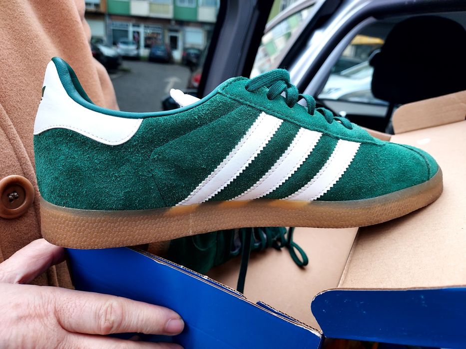 Sapatilhas originais usadas.