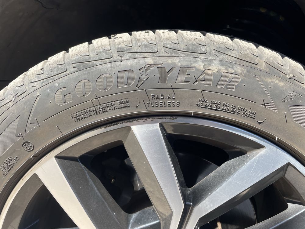 Goodyear ultragrip perfomance R17 215 55