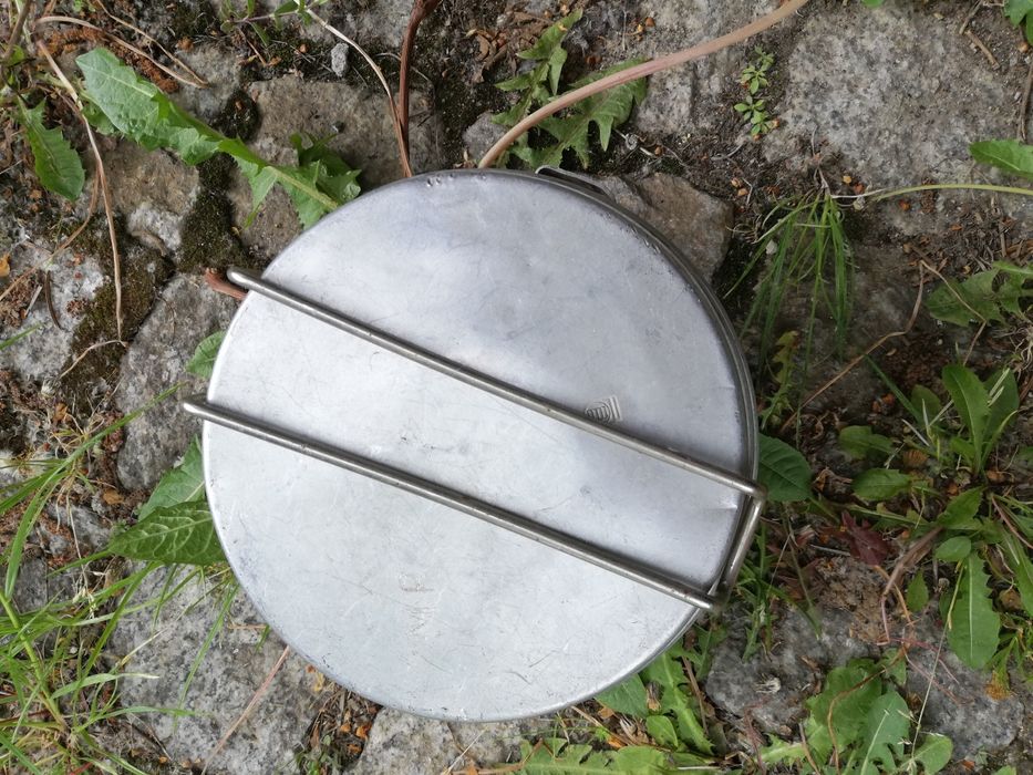 Menażka turystyczna, menażka z uchwytami i pokrywką z sygnaturą