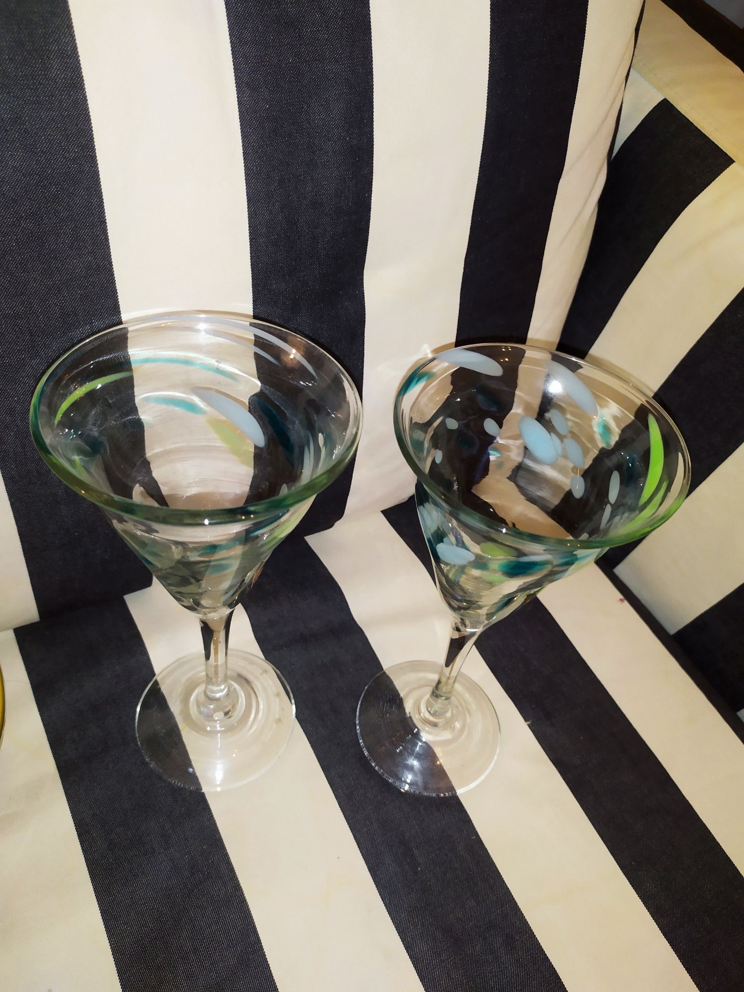 Taças com detalhes verdes e azuis