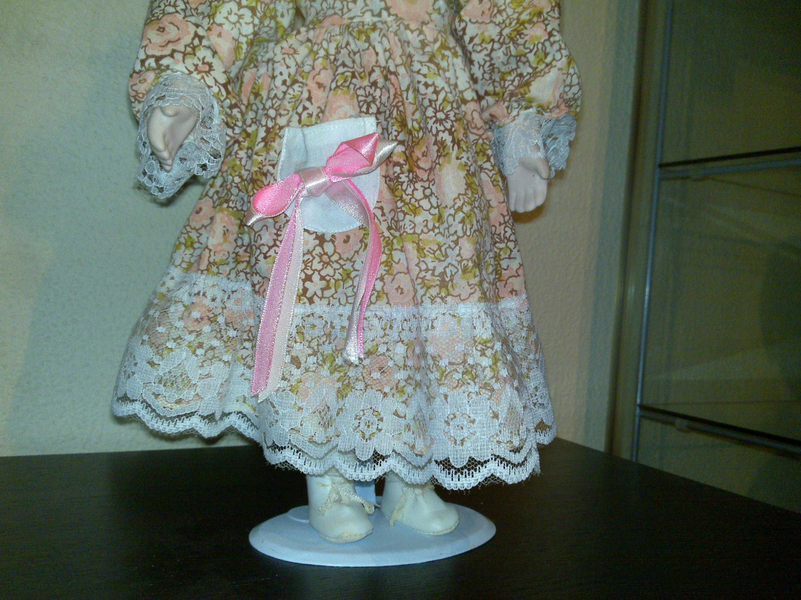 boneca de porcelana antiga (com vestido florido) 39cm altura