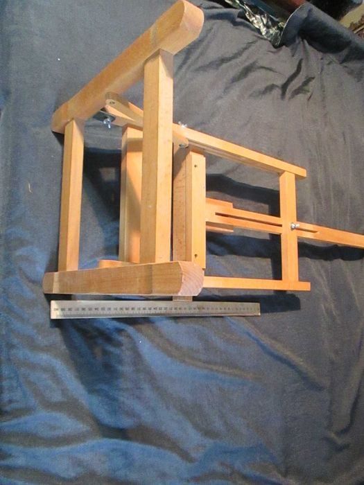продаётся недорого новый деревянный мольберт для рисования
