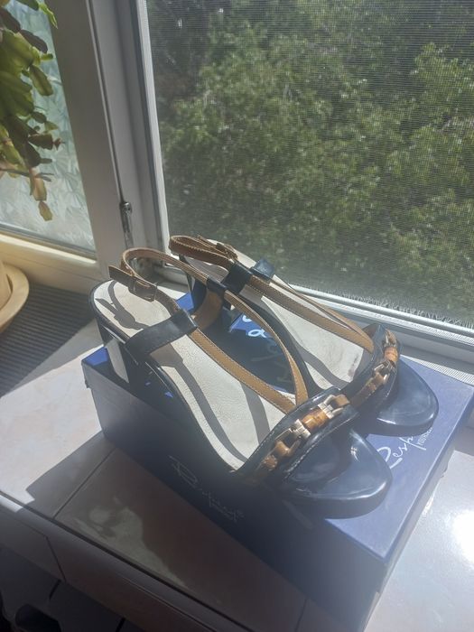 Босоножки кожаные