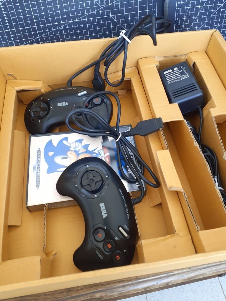 Sega Megadrive. Na caixa com 2 comandos, cabo rt e sonic