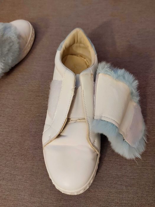 Adidasy białe z futerkiem niebieskim Deezee