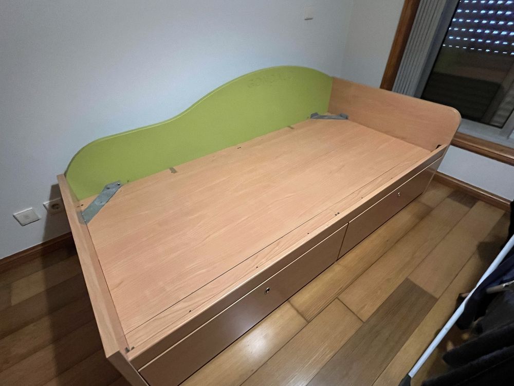 Cama solteiro com arrumação