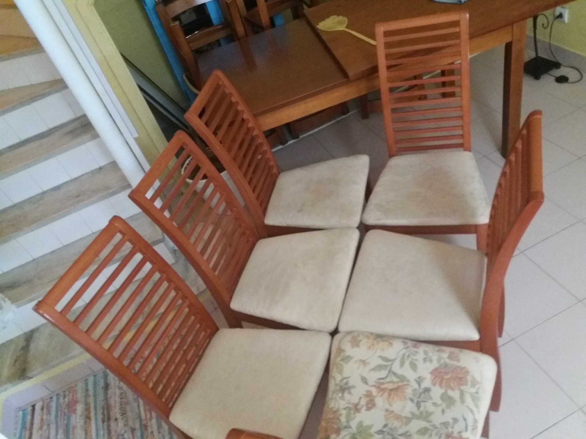 Mesa extensível em cerejeira com 6 cadeiras...