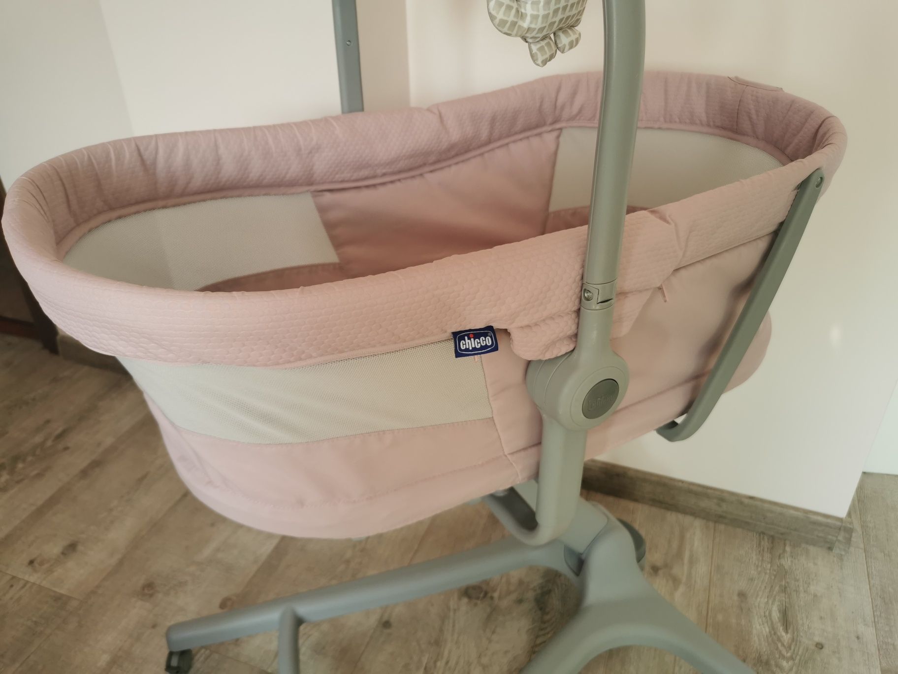 Chicco Łóżeczko Baby Hug AIR 4w1 Rose + materac + komplet w kwiaty