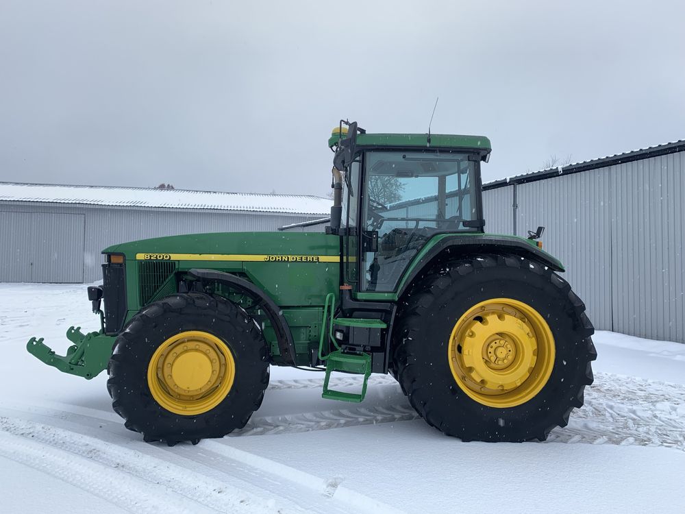 John Deere 8200.