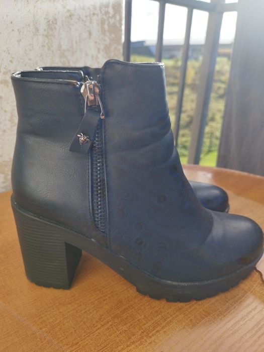 Buty damskie na koturnie