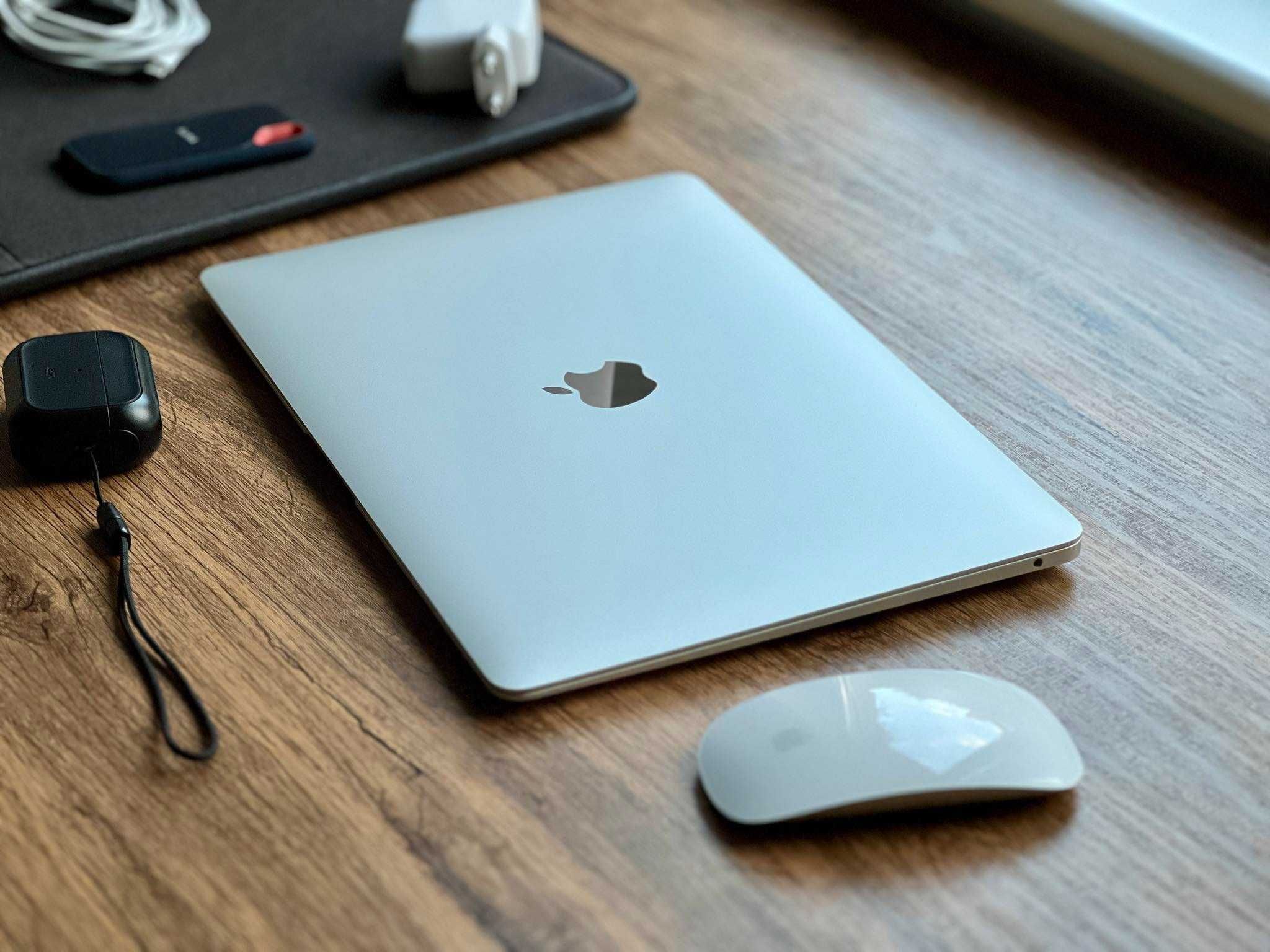 Bardzo zadbany MacBook Air 13 2020 M1 8 256 + magnetyczne etui Incase
