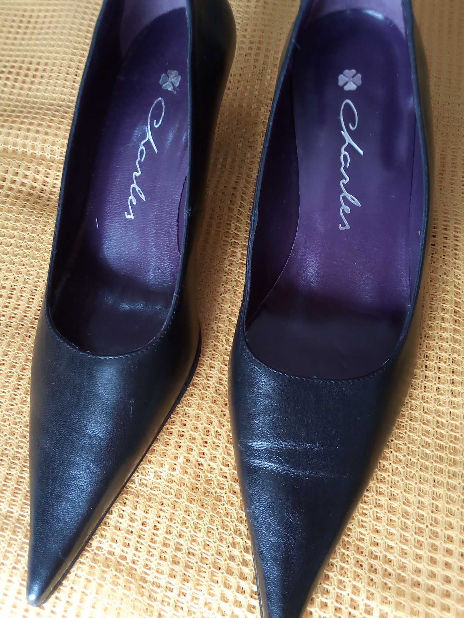 Sapatos de senhora da marca Charles, medida 35