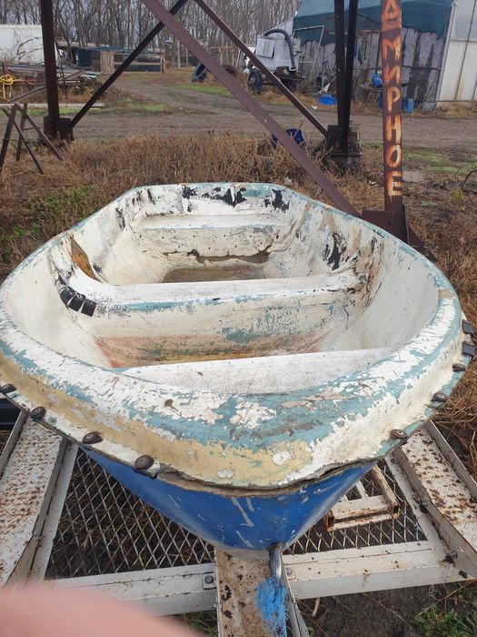 Продам 2 лодки. деревянную 6,8м*1,4м шаланда баржа на доках