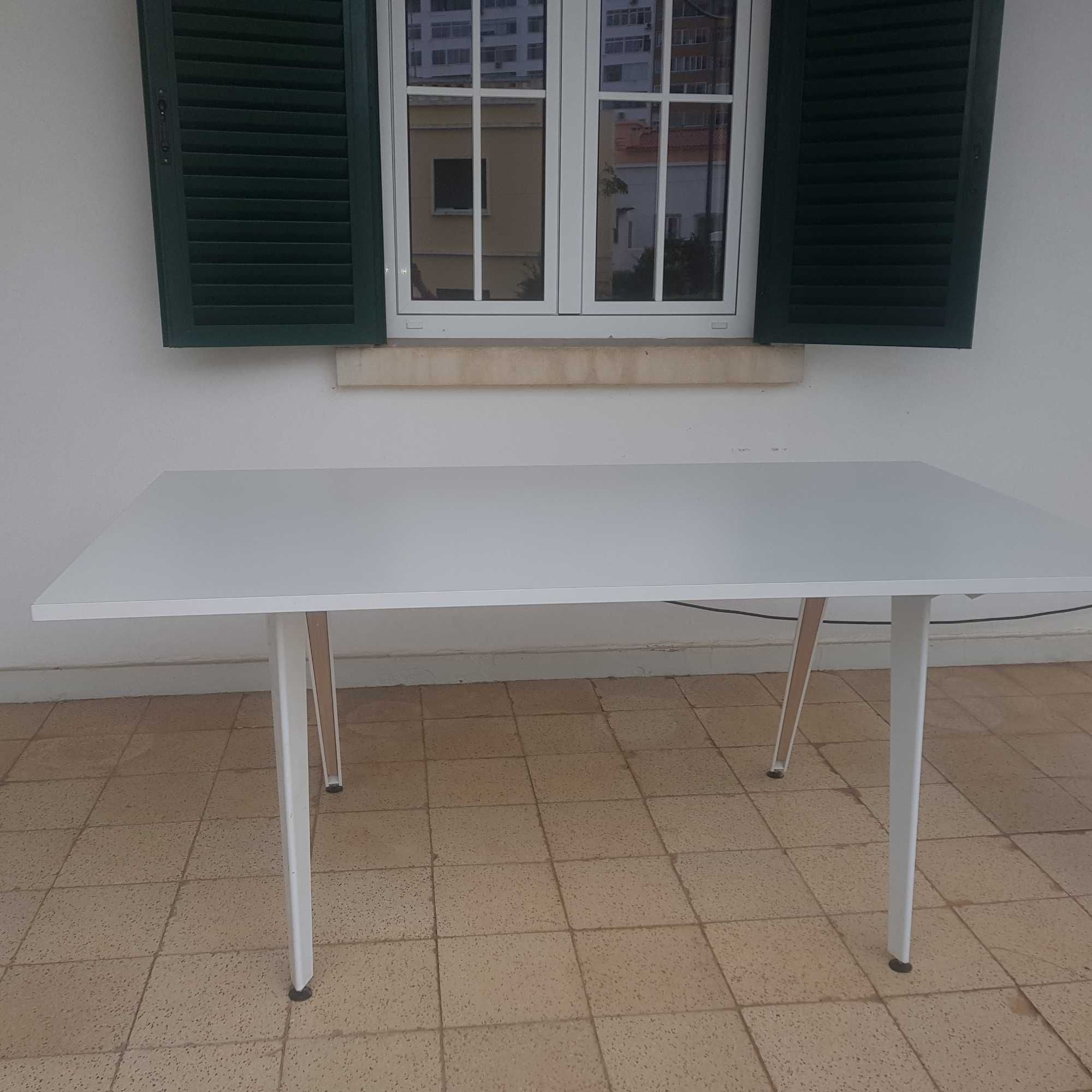 Mesa Secretária em bom estado