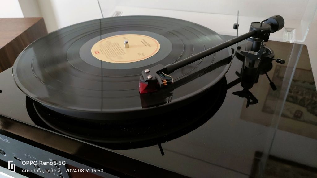 Giradiscos Pro-Ject debut II atualizada com Ortofon 2m Red