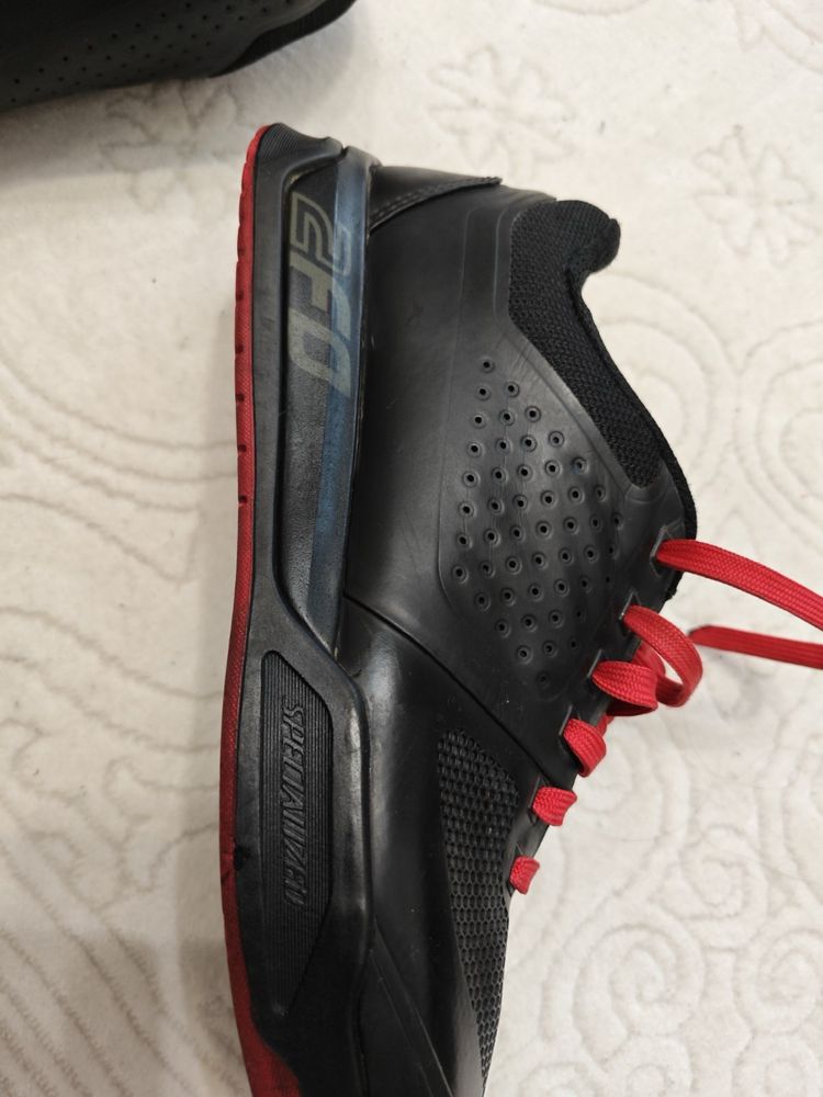 Specialized 2fo розмір 42 довжина стельки 26ʼ5 см