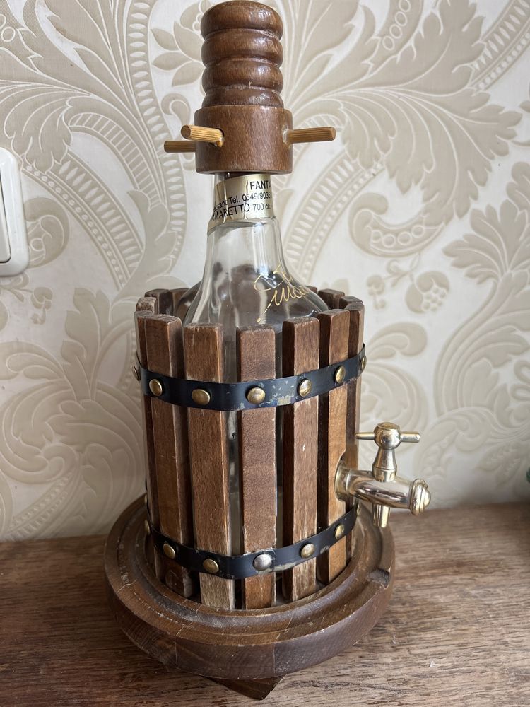 Stara szklana butelka z kranem w drewnie 0,7 San Marino