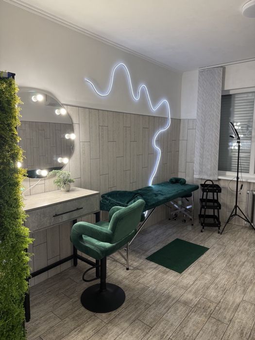 Место для мастера , лешмейкера ,бровиста ,визажист,прически