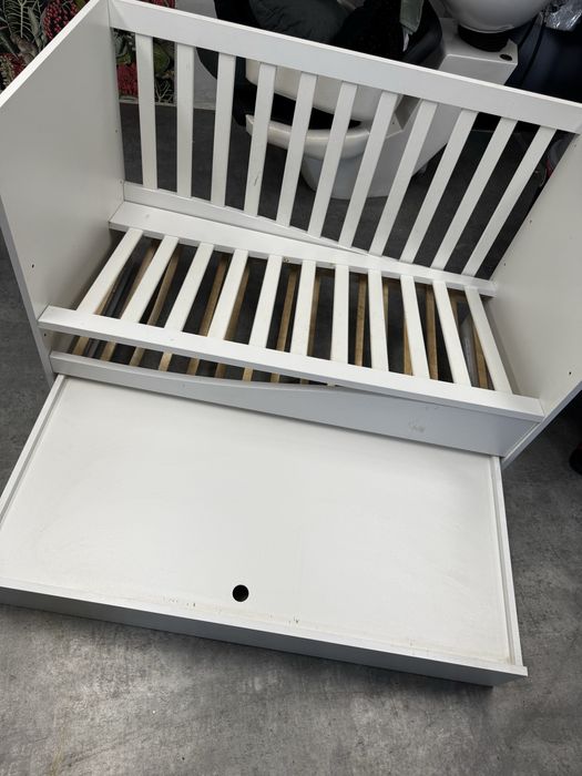 Łóżeczko z szufladą i przewijakiem