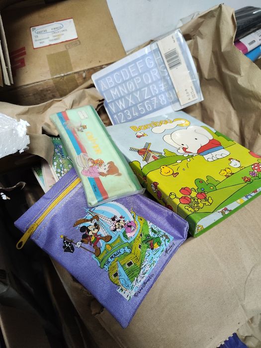 Canetas, cadernos material escolar vintage