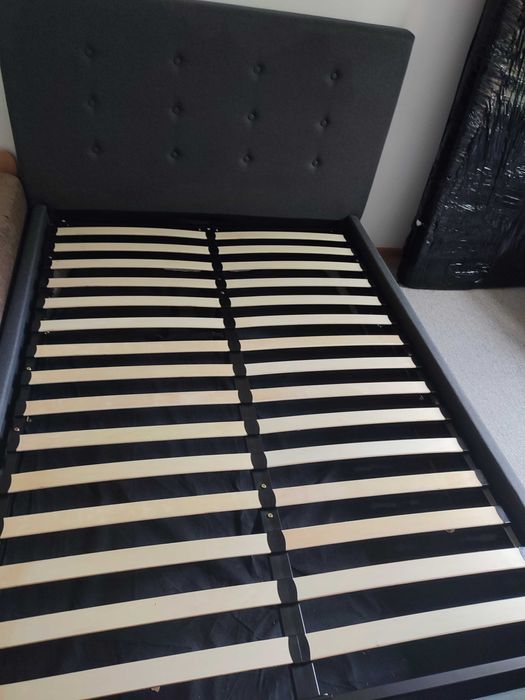 Rama łóżka + materac 140x200 – Prawie nowy!