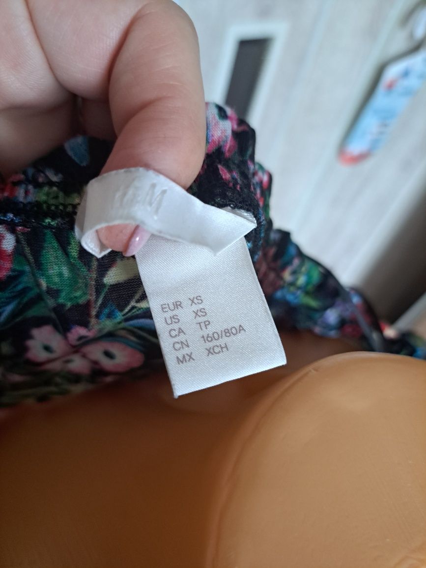 Sukienka z odkrytymi ramionami kwiaty H&M XS-S