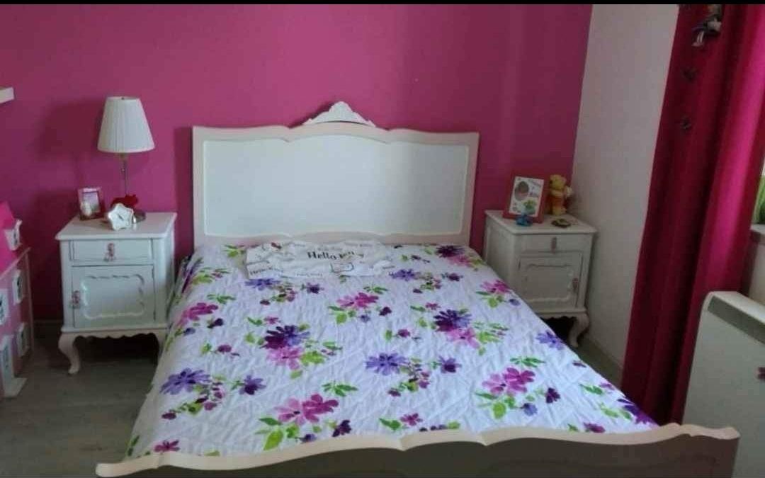 Cama, cómoda e mesinha de cabeceira