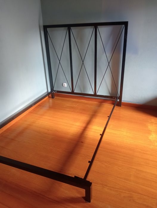 Cama casal em metal trabalhada.
Dimensões altura 1,51m ,