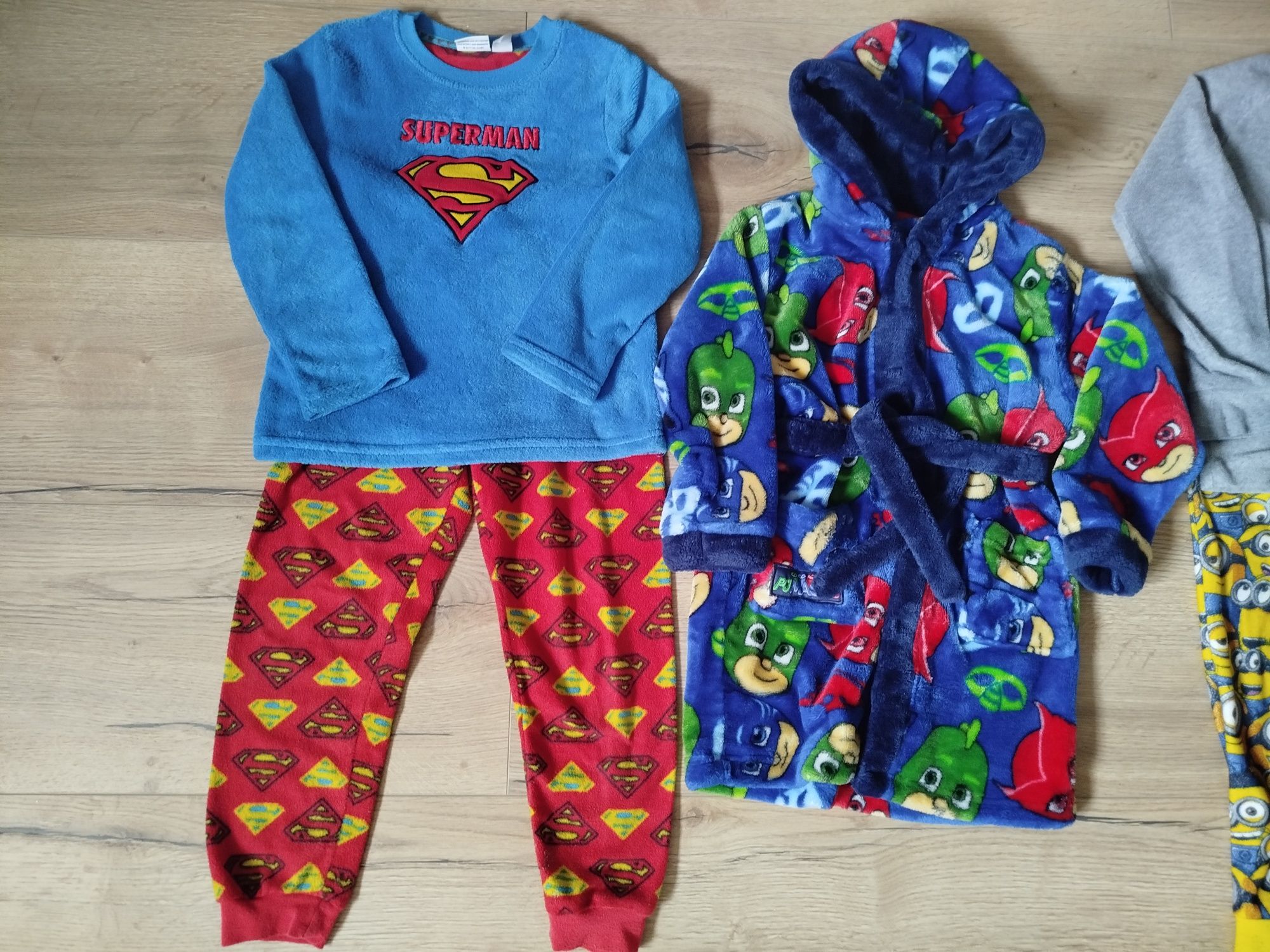2 komplety piżam + Porannik, szlafron Pizamersi, Pjmasks 116-122cm