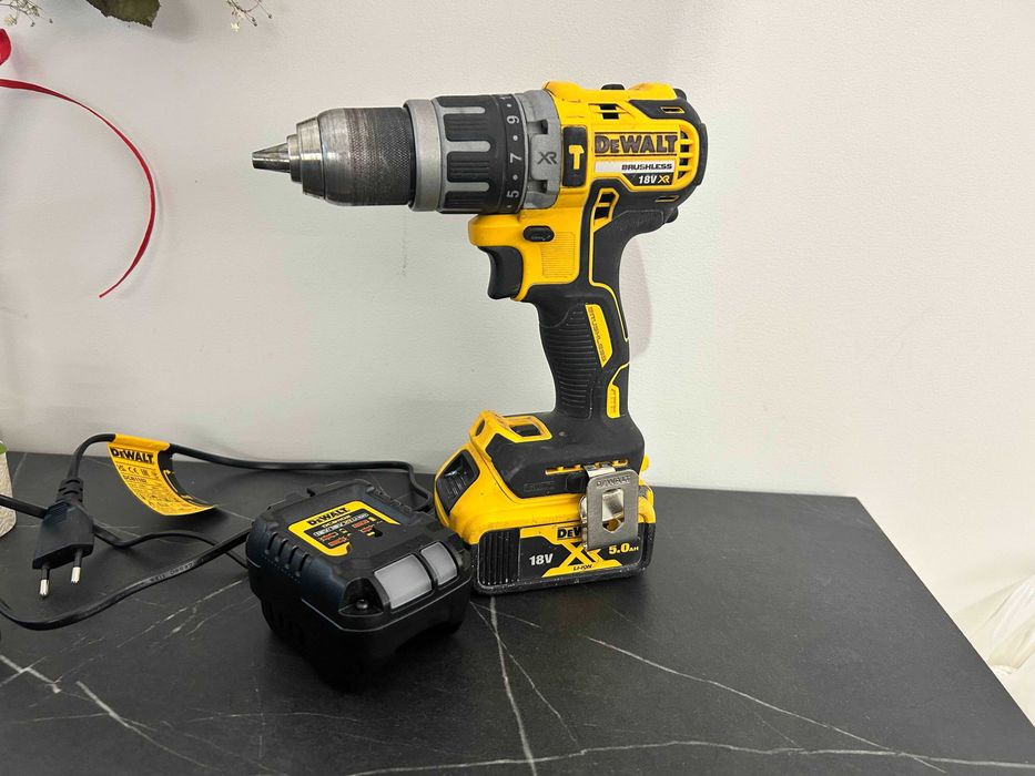 OKAZJA! Wkrętarka Dewalt DCD796  – zestaw z akumulatorem 5Ah i  ład