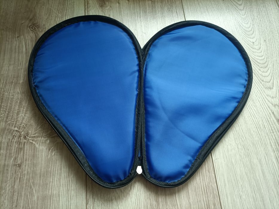 Nowy materiałowy pokrowiec na rakietkę i piłeczki od tenisa stołowego