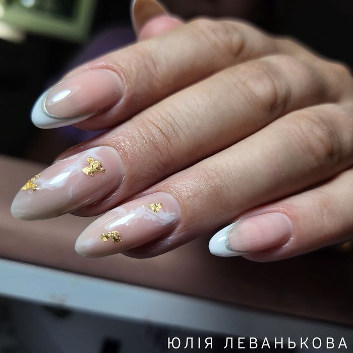 Послуги манікюру та педикюру, нарощування