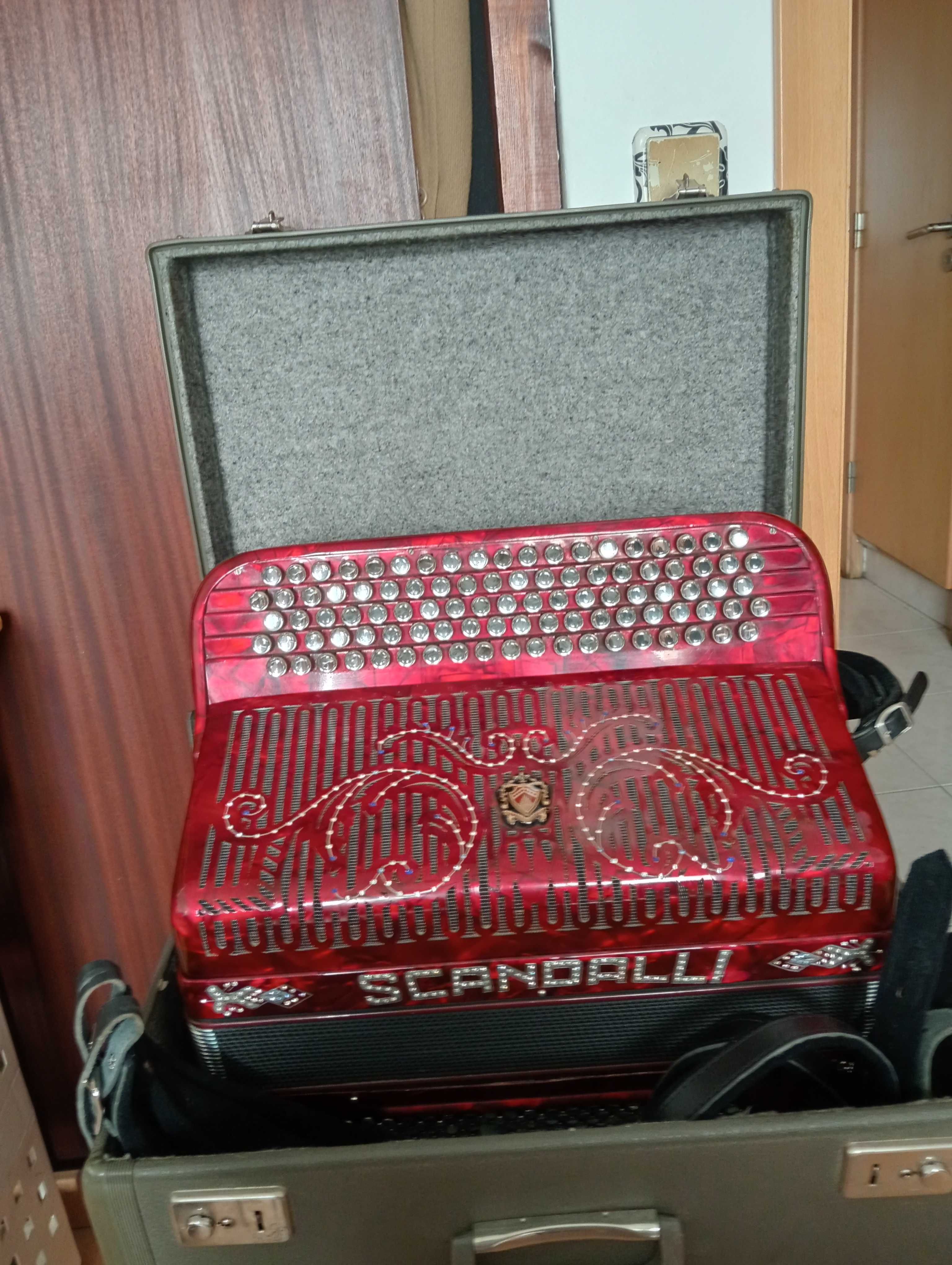 Vendo Acordeao Scandalli 4. Voz como novo