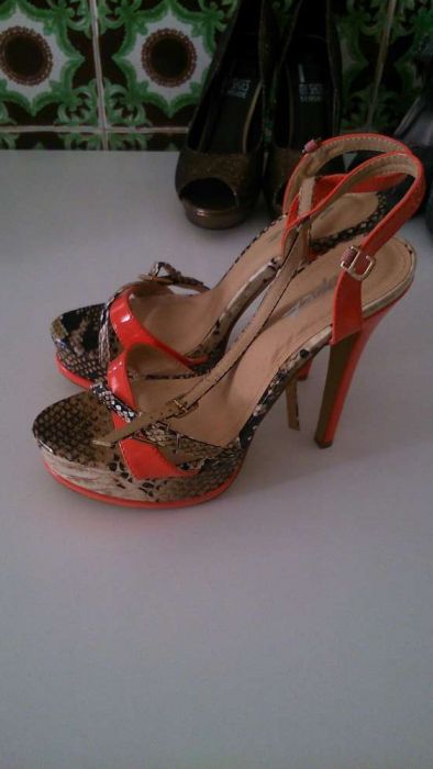 Sandálias novas em bom estado