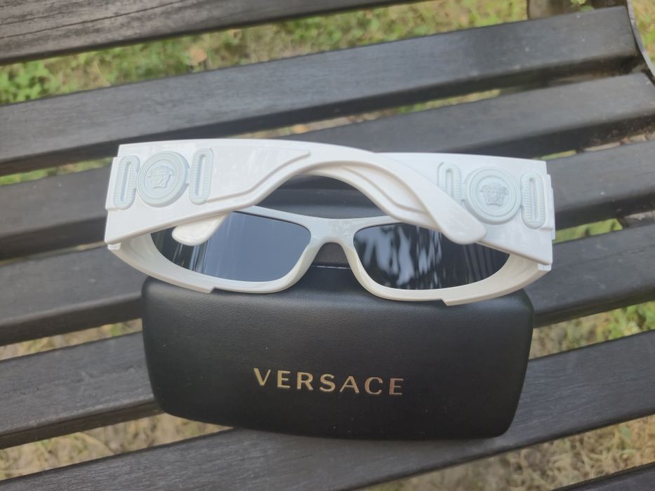 Extra modny biale okulary przeciwslonieczne VE 4446 od Versace!