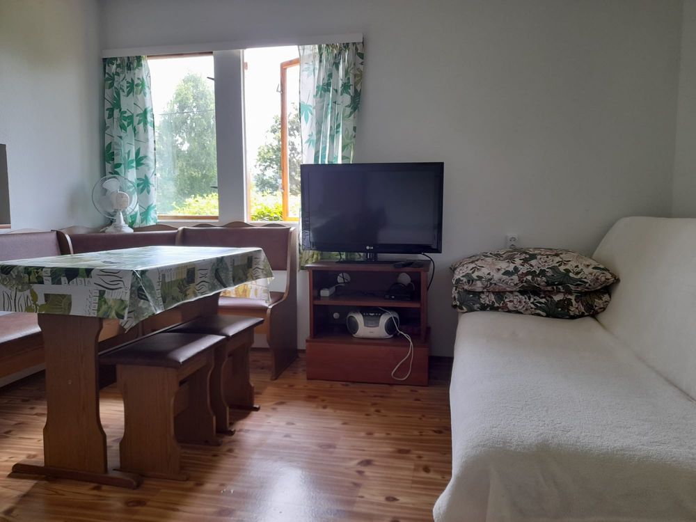 Wolnostojący domek na ogrodzonej działce. Przyjazny dla zwierząt.
