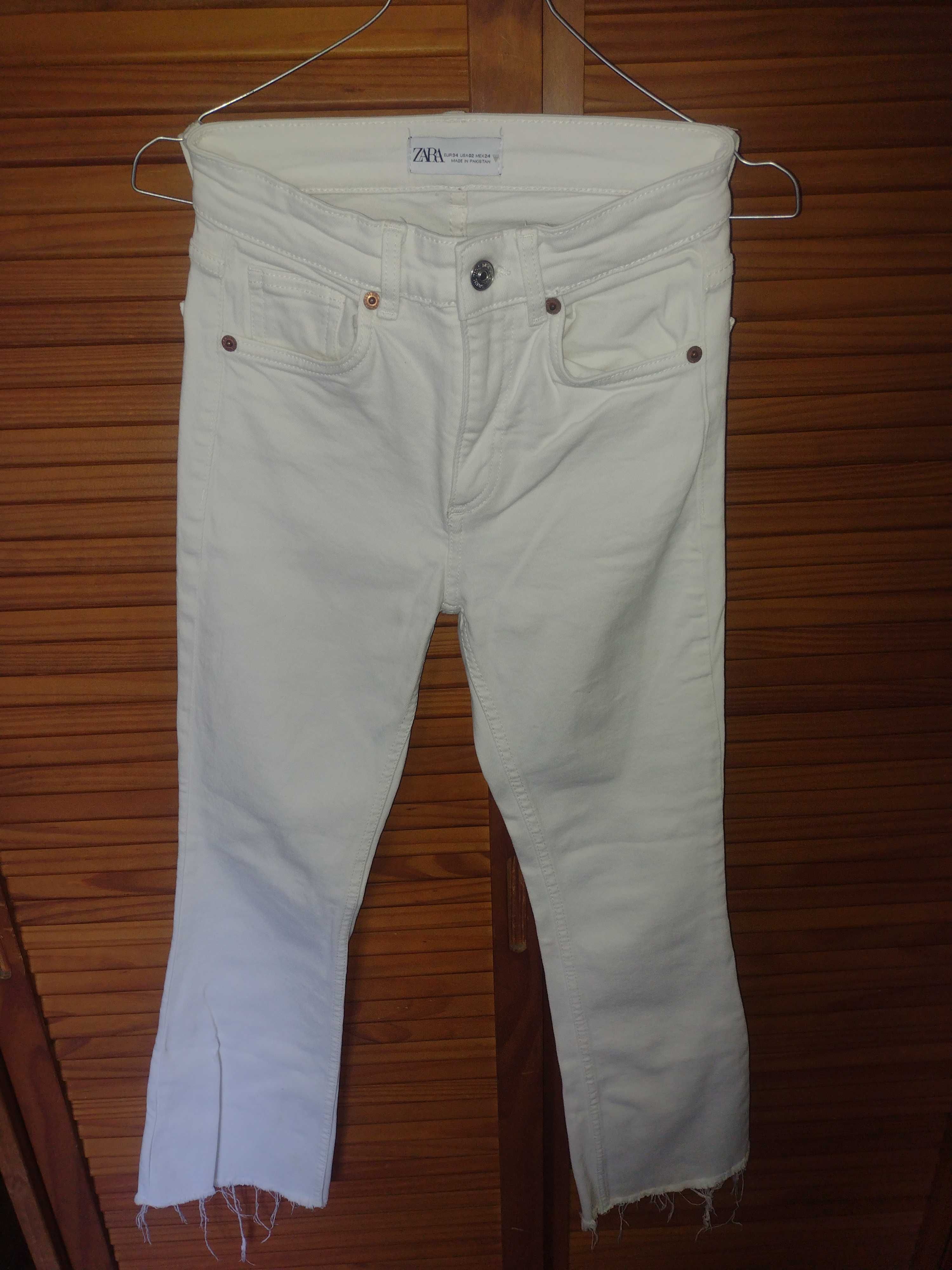 Calça jeans em branco