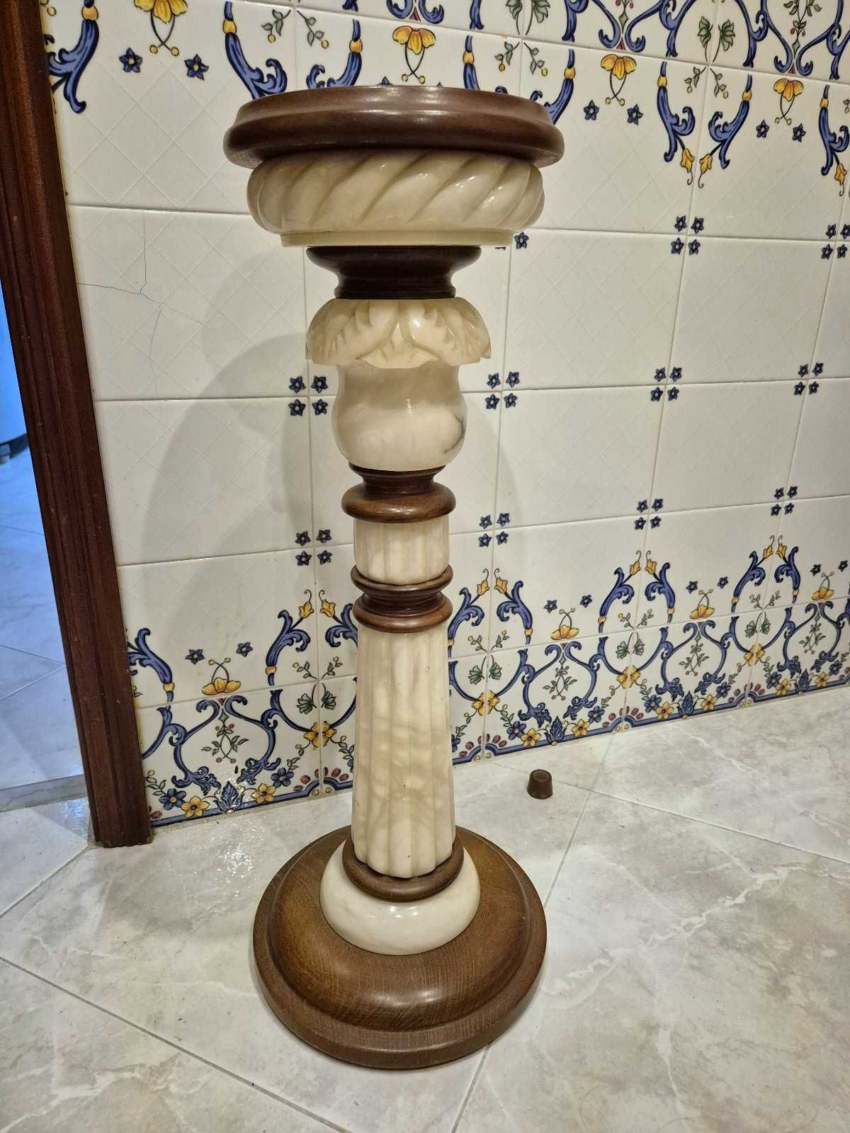 Coluna de mármore e madeira