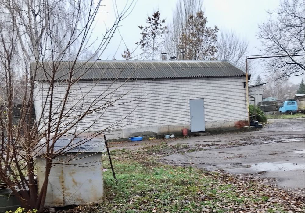 Продам земельну ділянку з будівлями!