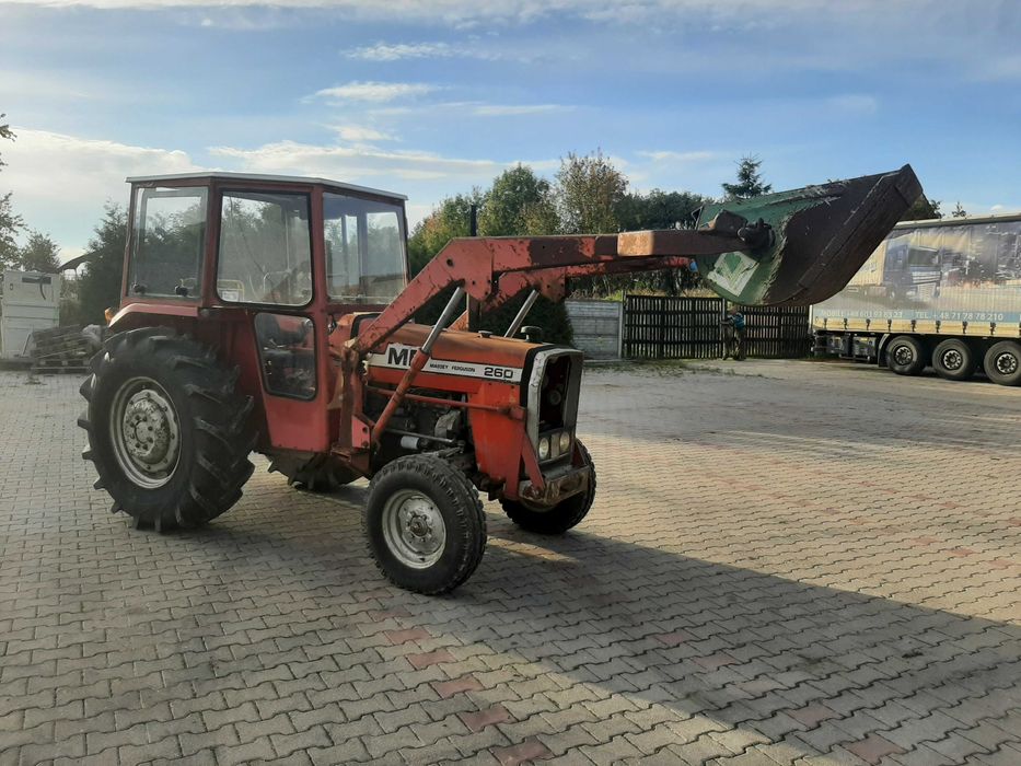 Traktor z turem massey ferguson mf 260