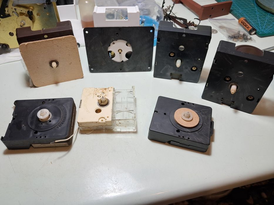 Механізми годинників під ремонт або запчастини