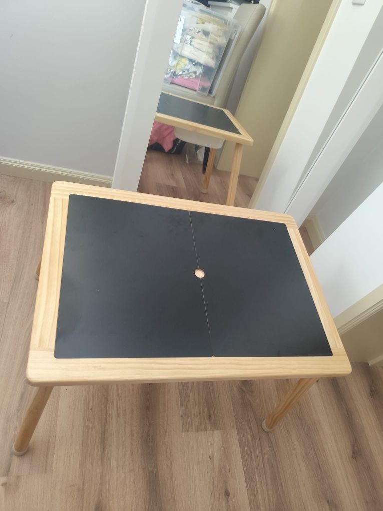 Mesa de atividades com arrumação