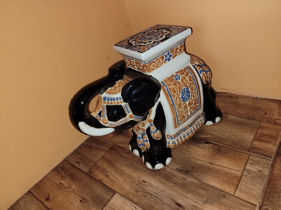 Duzy porcelanowy słoń