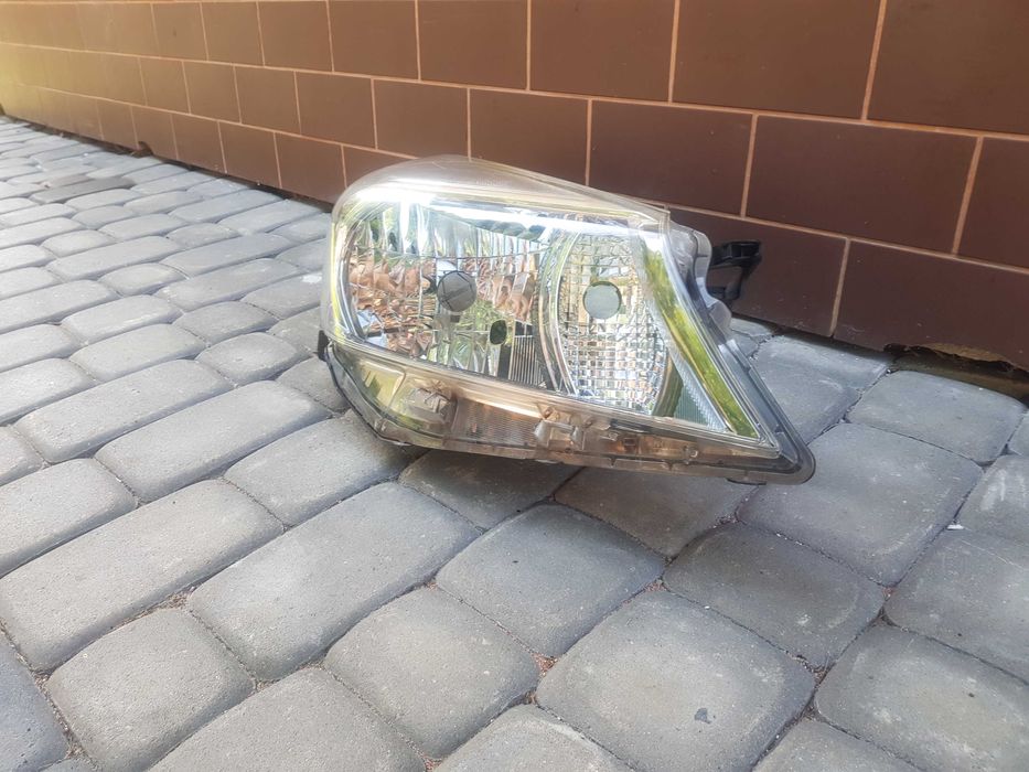 Lampa przednia prawa toyota yaris III lift