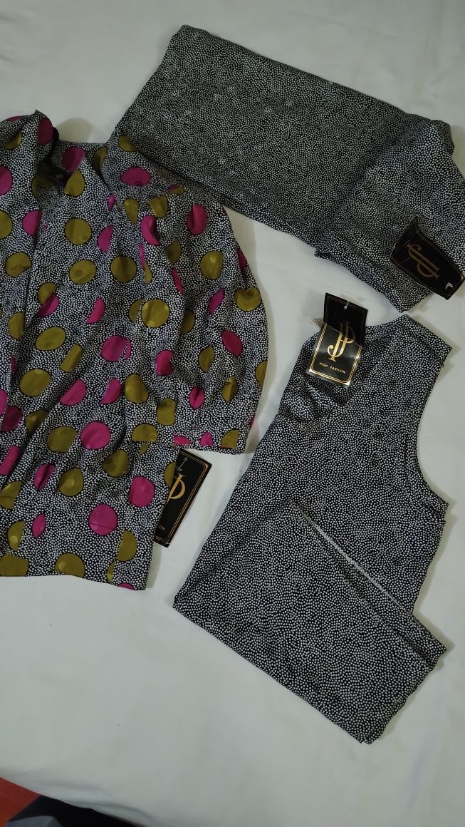Conjunto blusa, saia e top.