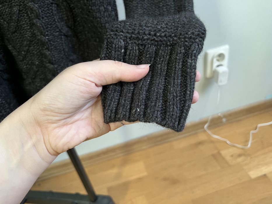 Czarny welniany sweter