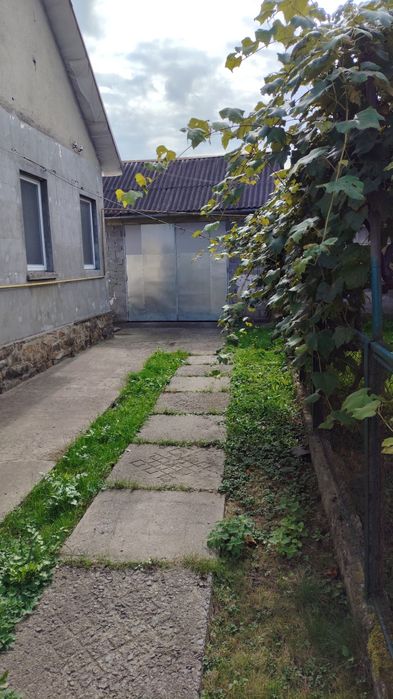 Продаж напівособняку в центрі с.В.Березний
