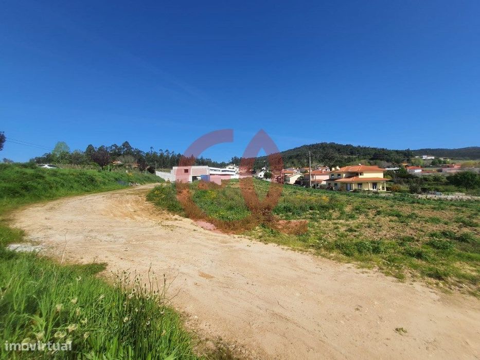 El Imobiliária vende lotes de terreno para construção.